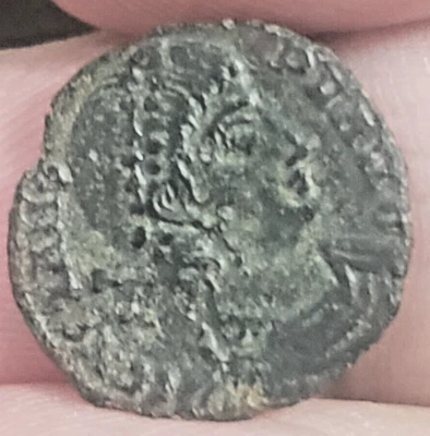 Constans 333-350 AE3 Rev: Victories (2) Standing Facing Holding Wreaths & Palm - Image 1 of 2