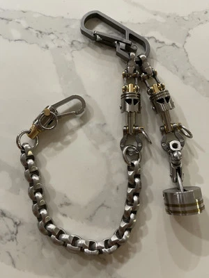 Cadena de billetera de motociclista con mosquetones Ti, eslabón de bicicleta, herradura de la suerte, calavera de pistón Foto 1 de 4