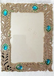 Cadre photo bijou plume de paon métal doré Pier 1 importe taille 4 x 6 - Photo 1/5