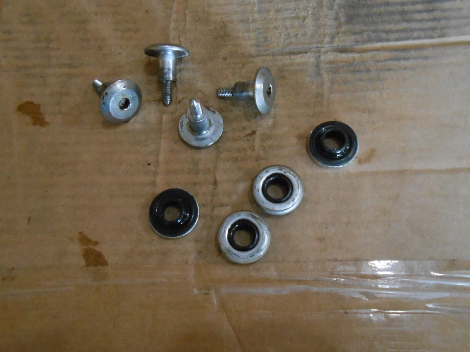 本田 Magna 700 VF 700 VF700C 1985 85 阀盖螺丝螺栓垫圈 — 第 1/1 张图片