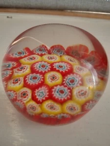  Murano Millefiori Glas Briefbeschwerer. Hauptsächlich rot und gelb - Bild 1 von 7