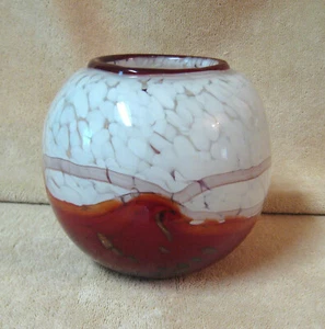 Mundgeblasene Kunstglas Vase dunkelrot weiß gold gesprenkelt rund 6,5" x 7" - Bild 1 von 4