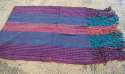 Mantón vintage tejido a mano de lana a rayas púrpura azul rosa macramé flecos México Foto 1 de 4