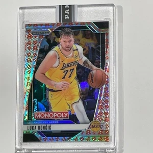 2024-25 Panini PRIZM Monopoly Luka Doncic Estacionamiento Gratis Primera Tarjeta de los Lakers!! 2130 - Imagen 1 de 2