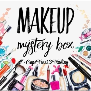 Paquete de MAQUILLAJE Lote de 10 Artículos Caja MISTERIOSA NUEVO REGALO Stocking Stuffer - Imagen 1 de 5