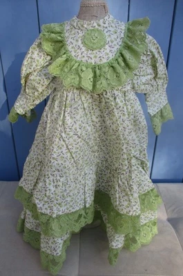 ROBE POUR POUPEE ANCIENNE TISSU FLEURI  ET DENTELLE ANCIENNE  / TBE - Photo 1/4