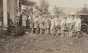 Vtg Early 1900’s Snapshot Photo 22 Kids In Front Of House 5 1/4 X 3 1/2 - Picture 1 of 3