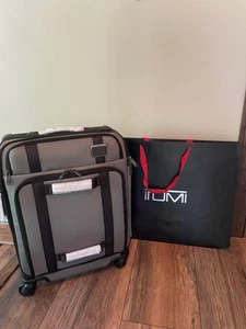 New Tumi Merge – Continental Front Lid 4 Wheeled Carry-On - Picture 1 of 9