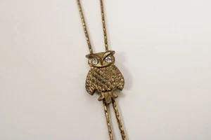 Modeschmuck Halskette mit einem Eulenanhänger aufgehängt an goldfarbener Kette - Bild 1 von 6