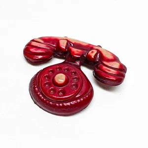 Spilla spilla plastica telefono rotante rosso vecchio stile vintage anni 40 - Foto 1 di 2