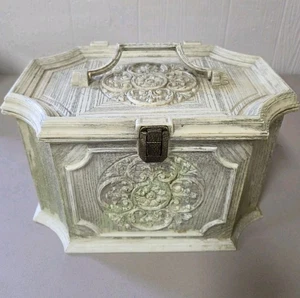 Caja de Costura Vintage Ornamentada y Nociones Grandes Lote Agujas/Hilo de Hierro + Más - Imagen 1 de 4