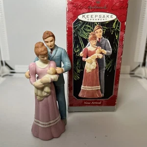 HALLMARK 1998 RECUERDO PORCELANA ADORNO FECHADO "NUEVA LLEGADA" NUEVO EN CAJA - Imagen 1 de 9
