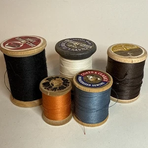 Carretes de hilo de madera vintage varios colores/tamaños/marcas - Imagen 1 de 8