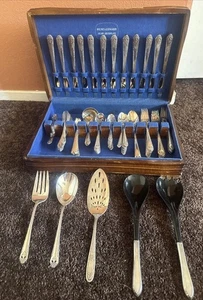 Cubiertos con placa de plata con incrustaciones Holmes & Edwards IS 110 piezas y estuche plateado - Imagen 1 de 24