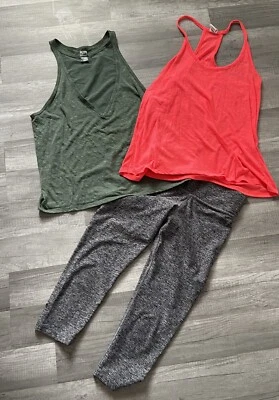 Camiseta sin mangas Victoria Secret rosa 2 y capri Foto 1 de 4