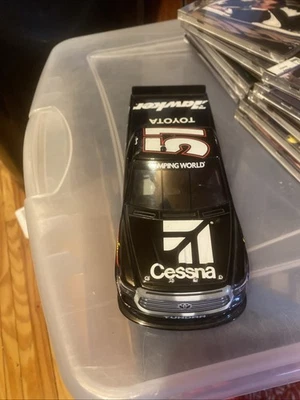 Camión Kyle Busch 1/24 2017 #51 Cessna Beechcraft Hawker Toyota Tundra Foto 1 de 4