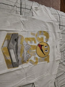 Unisex Medium Tshirt Matches Yellow Snakeskin Jordans - Bild 1 von 2