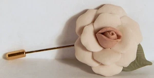 PIN DE PEGAMENTO ROSA DE CERÁMICA DE COLECCIÓN TONO DORADO - Imagen 1 de 3