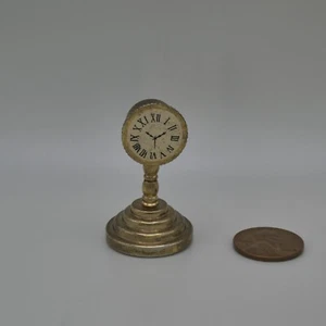 Antigua Miniatura Latón Pedestal Reloj Estatuilla Números Romanos Casa de Muñecas 1-5/8" - Imagen 1 de 5
