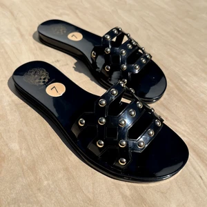 Sandalia VINCE CAMUTO Carron Tachonada Jalea Slide Talla 7M Negra Dorada Sin Cordones Plana - Imagen 1 de 8