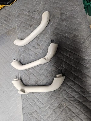 2007-2017 JEEP PATRIOT TRASEIRO ESQUERDO SUPERIOR TETO ALÇA DE ADERÊNCIA FABRICANTE DE EQUIPAMENTO ORIGINAL - Imagem 1 de 3