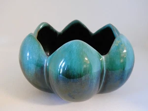 Blue Mountain Pottery Lotus Shape Green Drip Glaze Bowl Planter 4 5/8" W 3" H - Bild 1 von 4