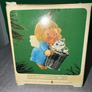 Hallmark 1981 Vintage Dedal Ángel Recuerdo Ornamento Séptimo en Serie A - Imagen 1 de 6