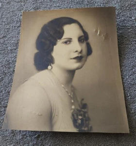 Foto antigua dama blanco y negro 8 1/2" X 7 1/4"  - Imagen 1 de 9