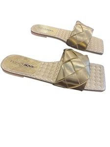 Fashion Nova Style Muse Flat Sandals Shoes Gold Metallic Size 7 NIB - Picture 1 of 5