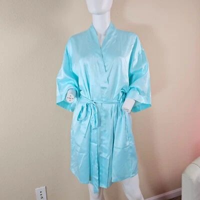 NUEVO CON ETIQUETAS Jezabel Bata Azul Claro Kimono con Bolsillos Mangas Anchas Satén Sedoso Talla 1X Foto 1 de 4