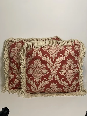 Par de almohadas decorativas con flecos hechas a mano de colección patrón damasco coral y crema 16x16 Foto 1 de 3