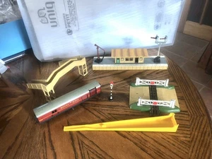 Lote de trabajo accesorios Hornby Dublo... paso a nivel, pasarela, edificio, etc. - OO - Imagen 1 de 11