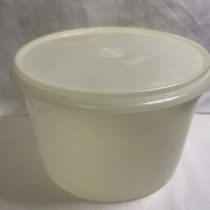 Vintage Tupperware Canister Large Storage 267 23cm Wide 15.5cm Tall Clear W/ Lid - Picture 1 of 7