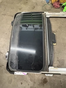 1999 Honda Accord Sunroof Glass Only With Motor - Picture 1 of 2