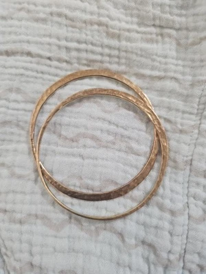 JUEGO DE 2 BRAZALETES VERONESES ITALIA ORO MARTILLADO SOBRE ESTERLINAS Foto 1 de 4