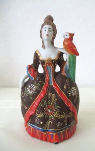Vaso porcellana tascabile da parete coloniale dama con cacatua dipinto a mano 7" vintage AZ15 - Foto 1 di 12