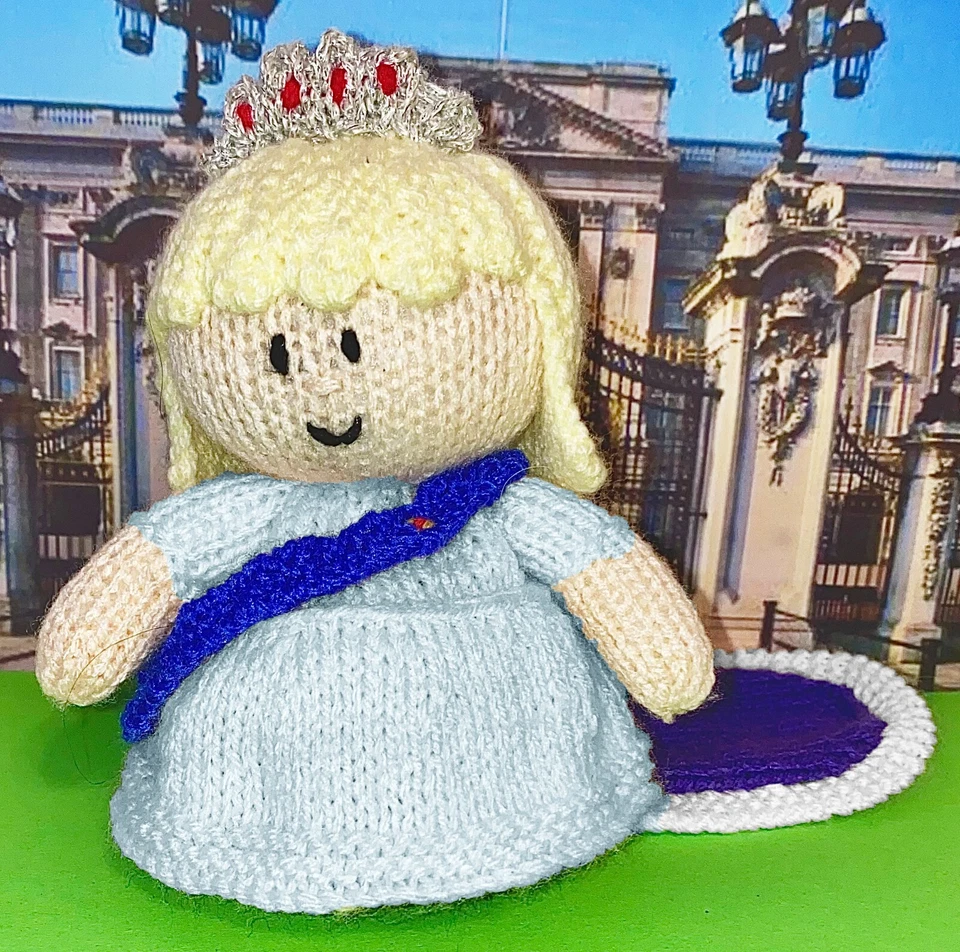 PATRÓN DE TEJIDO - Queen Camilla Choque Naranja Cubierta / 15cms Royal Coronation Juguete