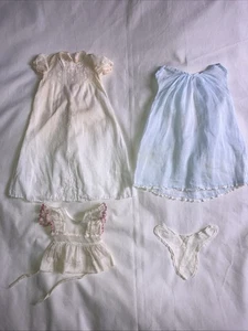 Lote De Colección Ropa Bebé Muñeca Babero/Pañal Algodón Vestidos Bordados Años 40 Años 50 Años 60 - Imagen 1 de 9