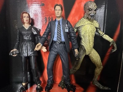 VTG~1998 MCFARLANE THE X-FILES 3 PK AGENT FOX MULDER DANA SCULLY & ATTACK ALIEN - Image 1 of 4