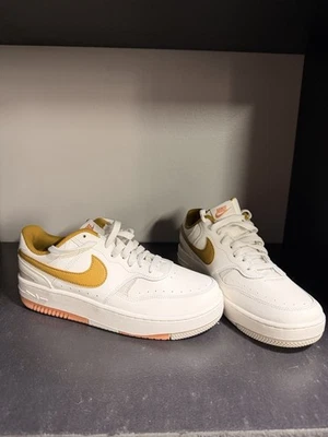 Zapatillas para hombre Nike Dunk Low "Team Gold/White" - blancas/doradas - talla 9 Foto 1 de 4