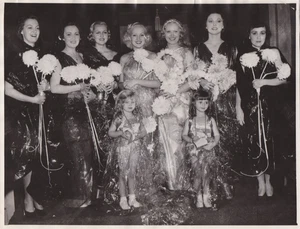 1935 Pressefoto Schauspielerin Betty Grable Models Hochzeitskleid bei Hollywood Show - Bild 1 von 2