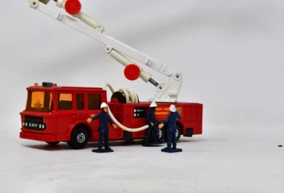 Camion Di Pompieri Navicella Snorkel K-39 Con 1 Personaggio - Matchbox - 1/50 - Immagine 1 di 4