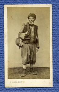 CDV. CONSTANTINOPLE. UN PORTEFAIX FUMANT UN TCHOUBOUK. ABD. FRS. C°.1865. TBE. - Picture 1 of 2