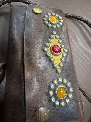 Cartera de camionero con tachuelas RRL acabado vintage núcleo marrón triple pliegue para hombre con correa Foto 1 de 4