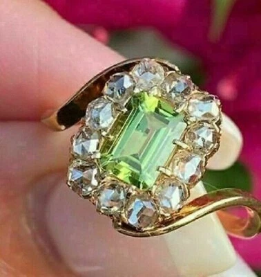 Anillo de halo de boda de diamantes peridoto verde corte esmeralda de 3 quilates acabado en oro amarillo de 14 quilates Foto 1 de 4