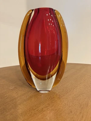 Florero alado soplado a mano de vidrio artístico ámbar rojo y dorado Sunfire Foto 1 de 4