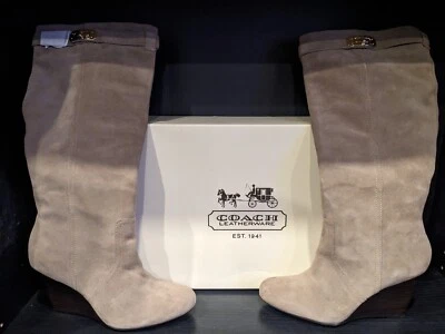 A7279 Coach ANGIE Taupe Gamuza Mujeres Cuña Hasta la Rodilla 9.5 Botas Tacones NUEVAS Foto 1 de 4