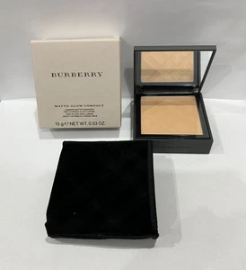 Base mate luminosa mate compacta Burberry Matte Glow nueva--No. 50 Medium Cool - Imagen 1 de 5