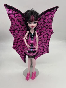 MONSTER HIGH PUPPE DRACULAURA GHOUL-TO-BAT TRANSFORMATIONSPUPPE MIT FLÜGELN 2015 - Bild 1 von 9