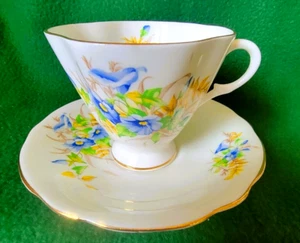 Tazza da tè e piattino blu floreale bordo oro smerlato, piedi, Inghilterra Clarence - Foto 1 di 9